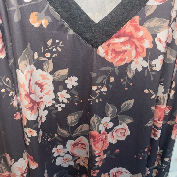 Pink and grey floral top - Picture 3 of 5